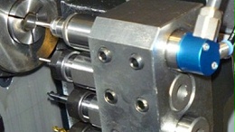 津上S205A走心机钻斜孔0.5mm，摆角度可用直柄80000转高频铣