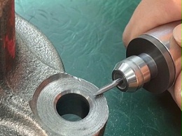 压铸铁去除机加工后边缘毛刺就使用这款大扭矩的高速主轴倒角去毛刺