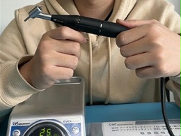 模具狭窄底面位置用什么电动打磨机来打磨抛光？