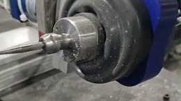机械臂搭载RBZ-40大扭矩浮动主轴，玻纤注塑件高效去除飞边