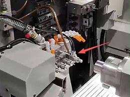 津上S205A走心机背轴钻0.12mm微孔，8万转高频铣线速度拉满