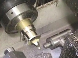 工件右侧钻孔，90°直角电主轴可摆角度