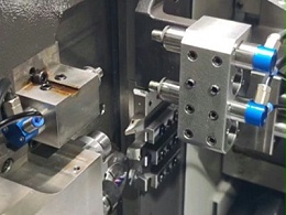 津上走心机加装一拖三高频铣，一次装夹完成多道工序精密加工