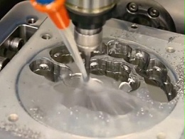 铣削钛合金假牙，60000转自动换刀高速主轴节省多把刀具换刀的时间