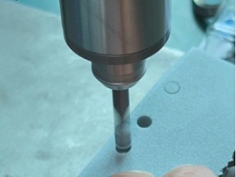 EVA泡棉板钻2.5mm孔，想要快又好，用4万转MZ-3040C高速主轴