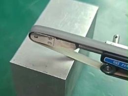 铝件边缘粗抛，砂带打磨机去除，表面光滑